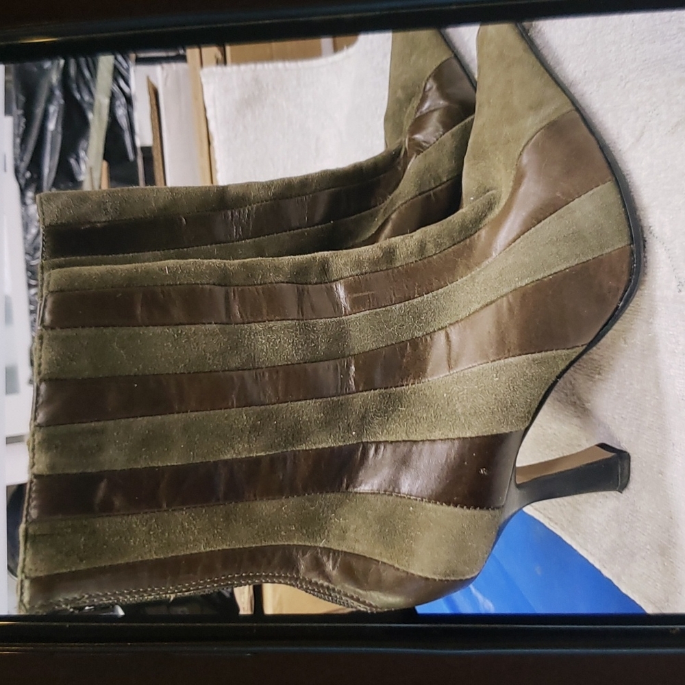 Boots - Picture 3 of 4